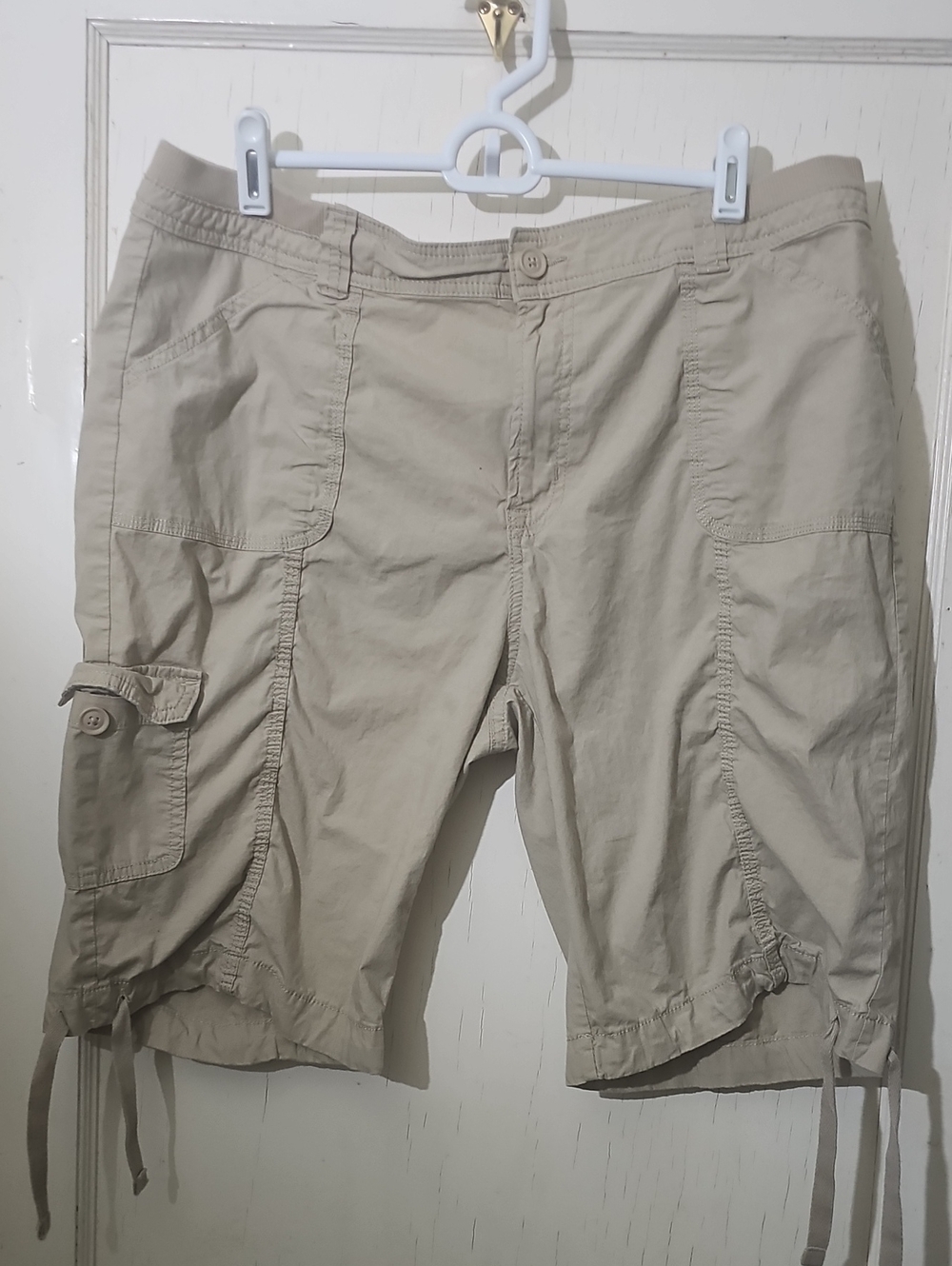 Women's Beige Cargo Shorts - Comfortable Casual Wear Sz 16